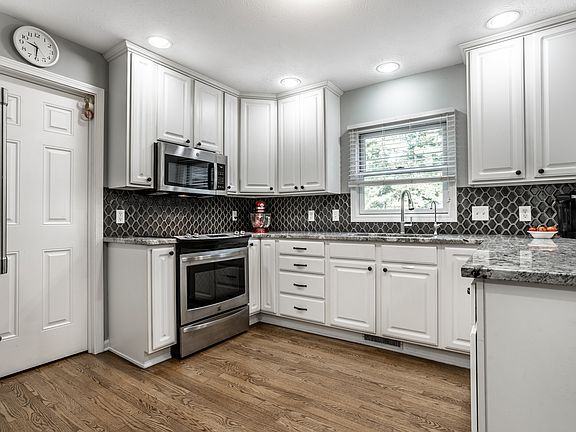 5th image of 306 Woodland East Dr