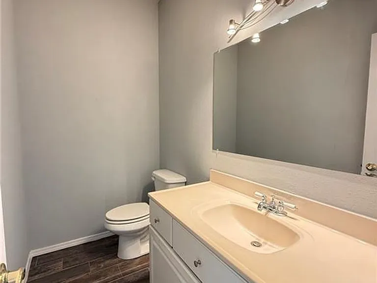 18033 Broadview — Photo 7