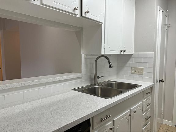 5th image of 2824 Briarhurst Dr APT 9