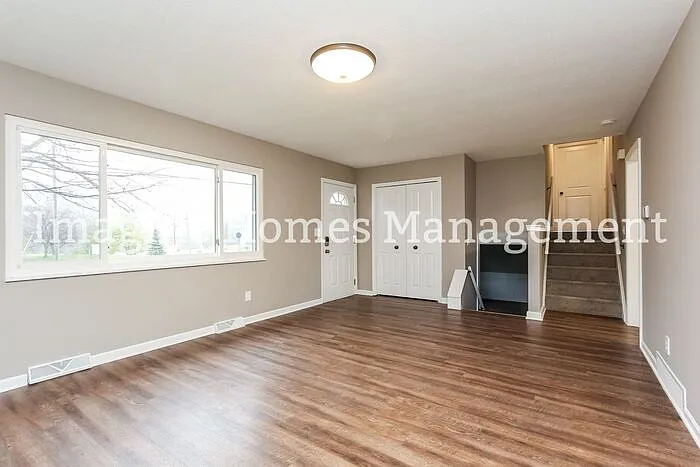 3 bed, 1.0 bath, 1556 sqft, $2,289 — Photo 2