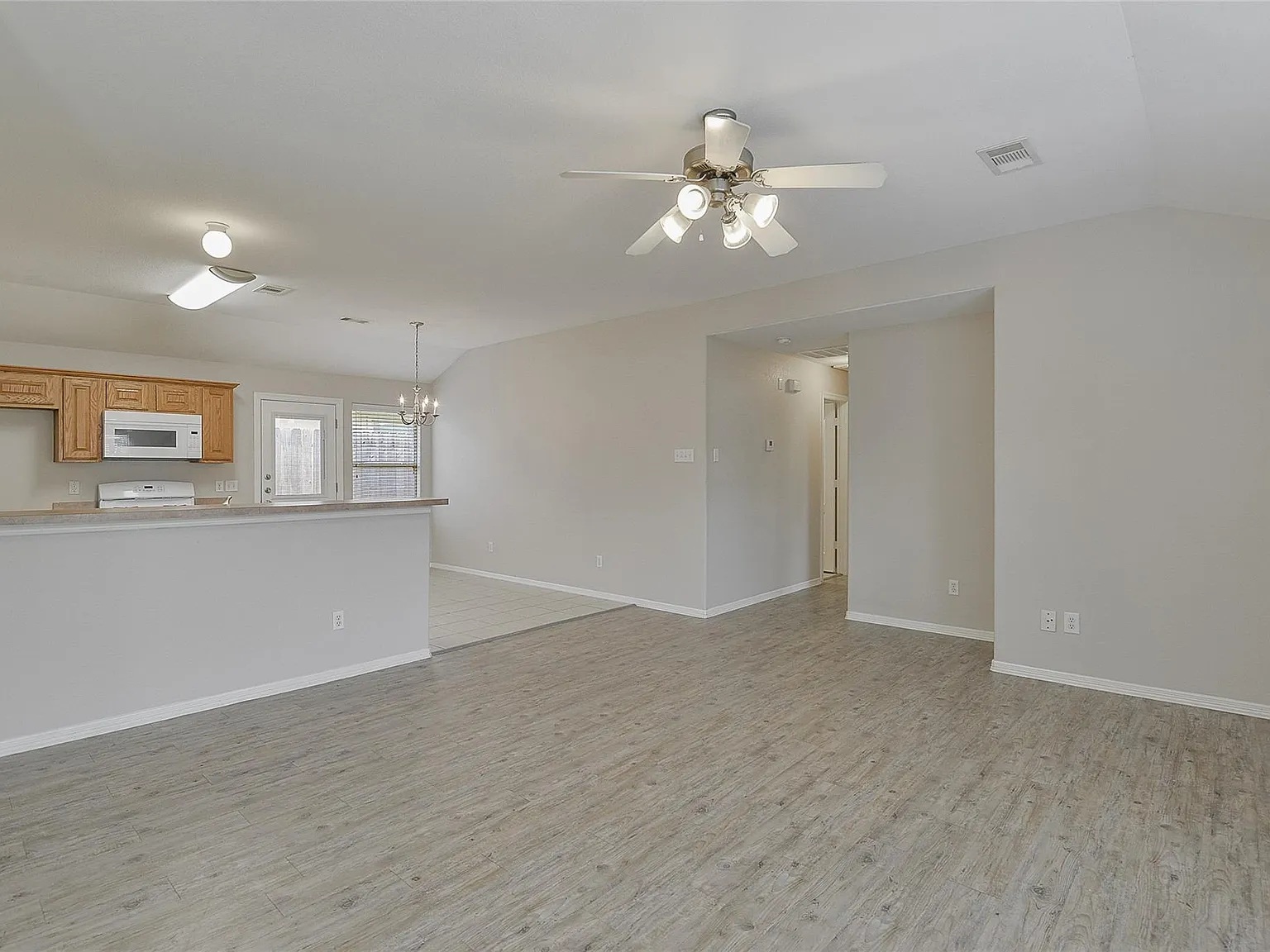 3 bed, 2.0 bath, 1305 sqft, $1,725 — Photo 4