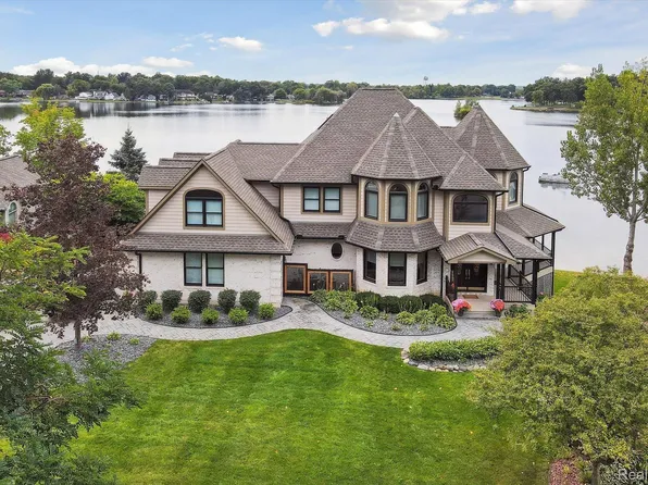 997 Thompson Shore Dr, Howell, MI 48843