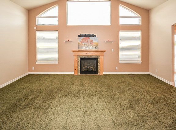 4th image of 2740 Mary Dr