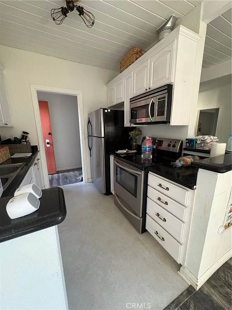 1 bed, 700 sqft, $2,200 — Photo 3