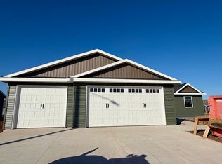 2044 Red Fox Ln, Kaukauna, WI 54130
