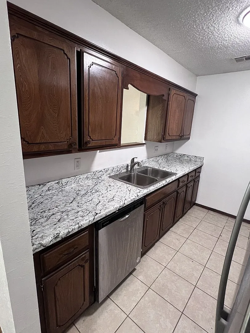 Charming 3BR Duplex in Midwest City — Photo 4
