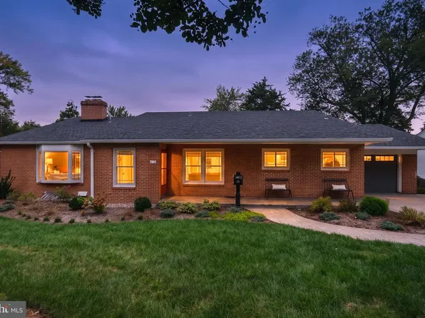 415 Crown View Dr, Alexandria, VA 22314