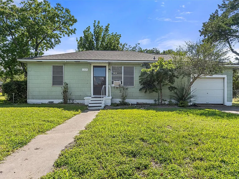 1205 Ewing St — Photo 2