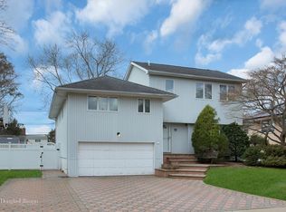 17 Parkway Dr, Syosset, NY 11791