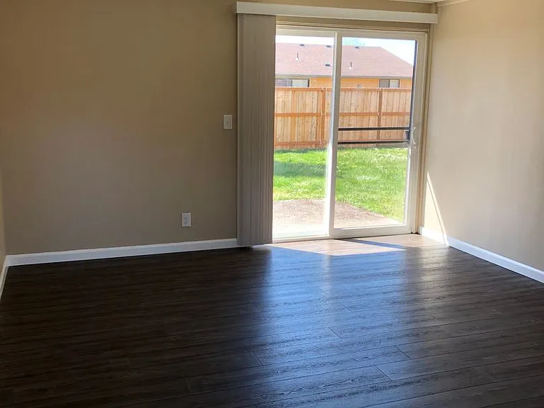 Churchill Village Apartments — Photo 33