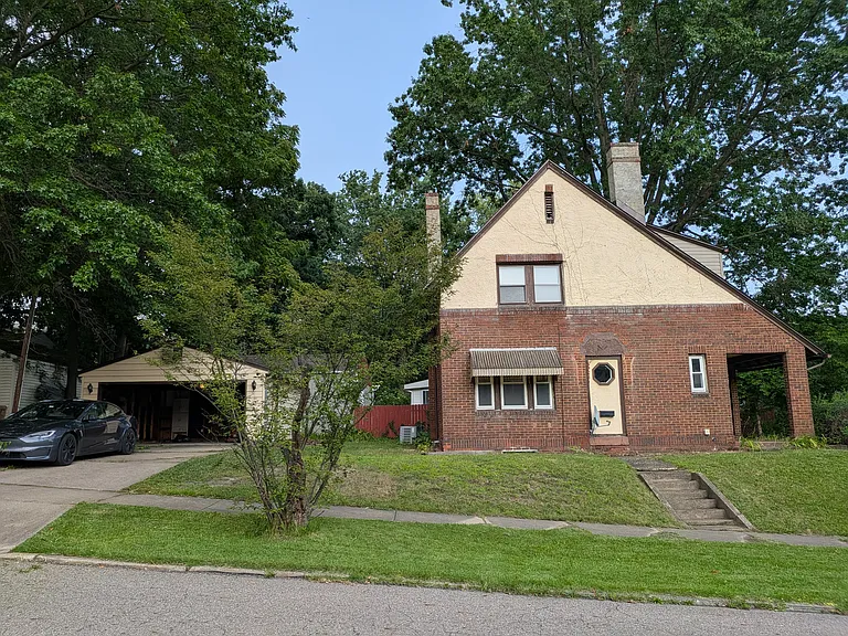 1635 Preston Ave — Photo 2