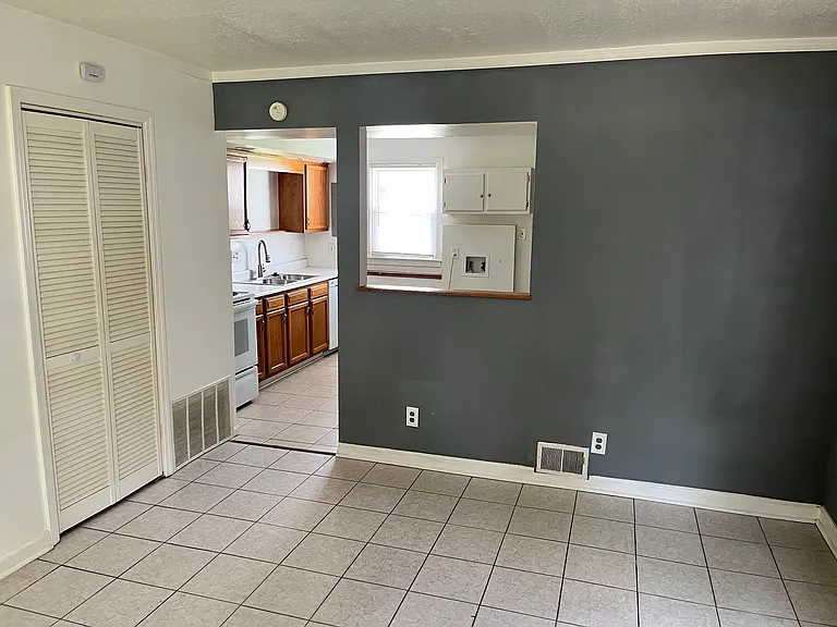 741 Valerie Ln — Photo 2
