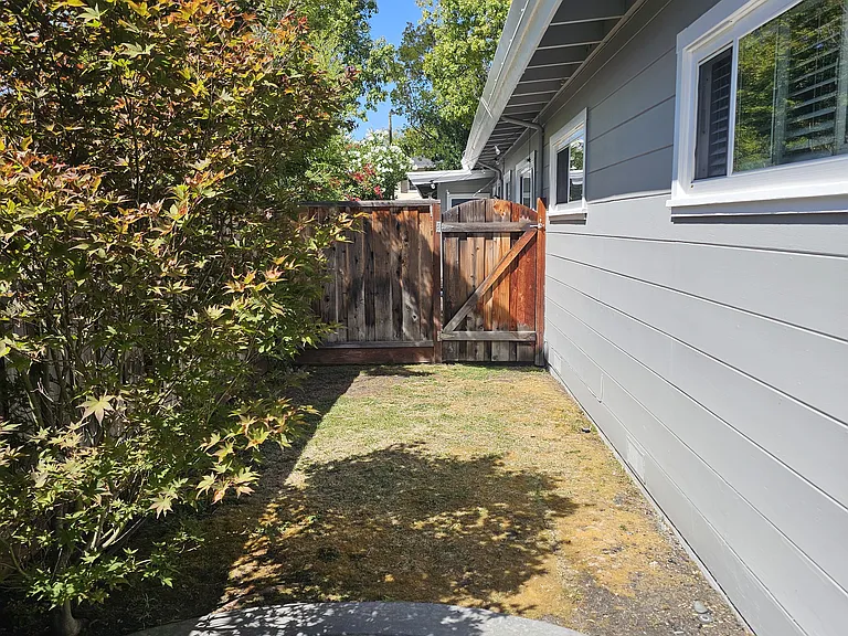2752 Byron St — Photo 12