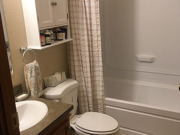 2nd Bathroom. Tub/Shower