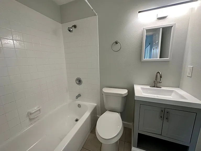 Lakeside Cove Apartments — Photo 13