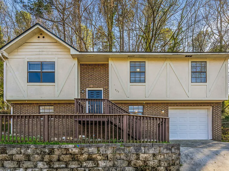 933 Edwards Lake Rd — Photo 1