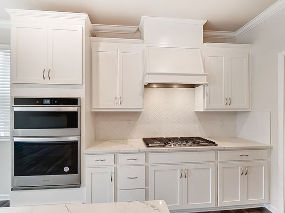 Photo representation of the Amelia plan. Colors, finishes and options will vary.