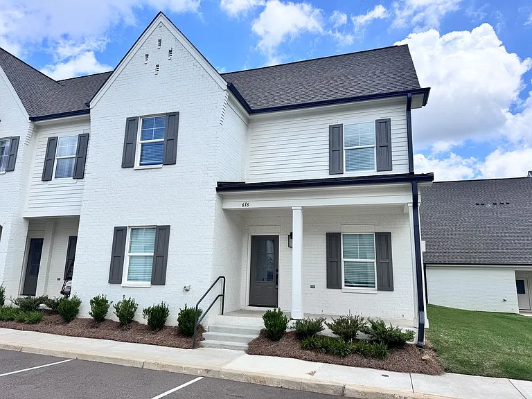 616 Cottage Grove Cir — Photo 1