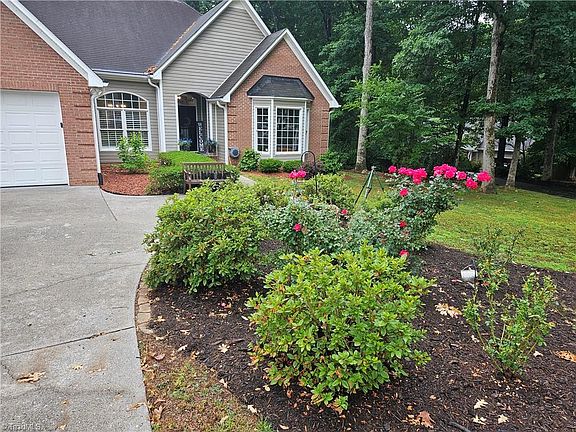 2nd image of 121 Roxbury Ct