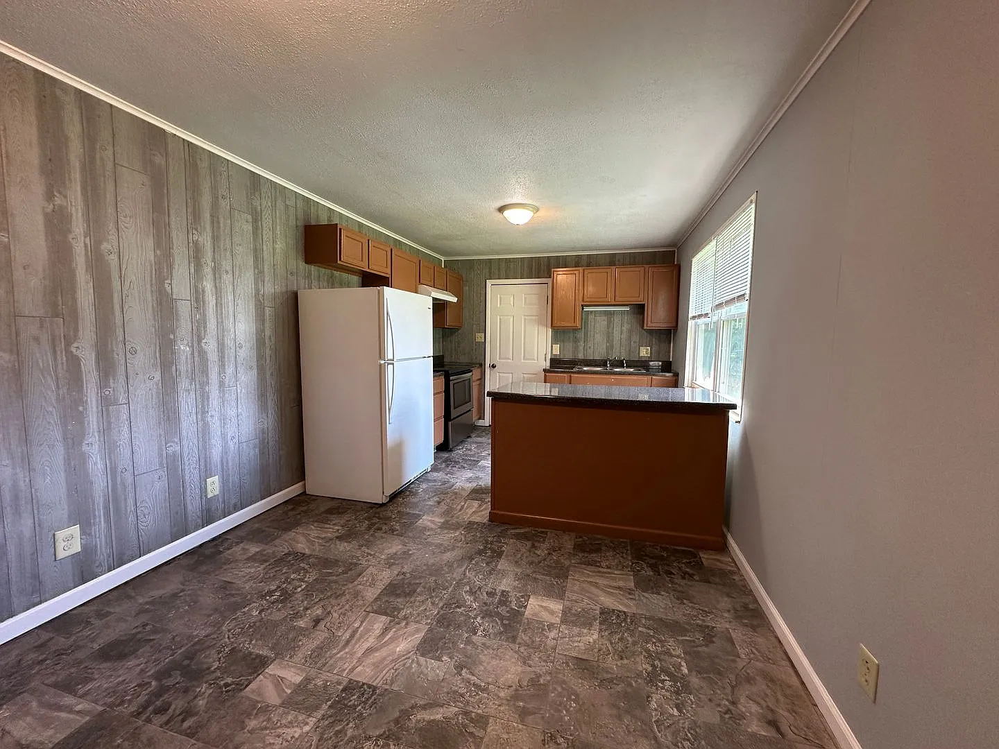 Unbeatable Convenience and Spotless Comfort on Roswell Road! — Photo 2