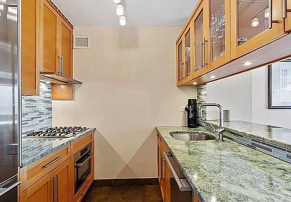 3rd image of 30 W 61st St APT 28