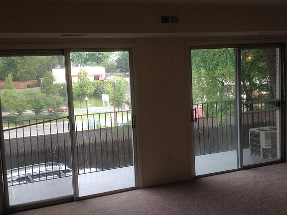 5th image of 2025 N Lincoln St #105