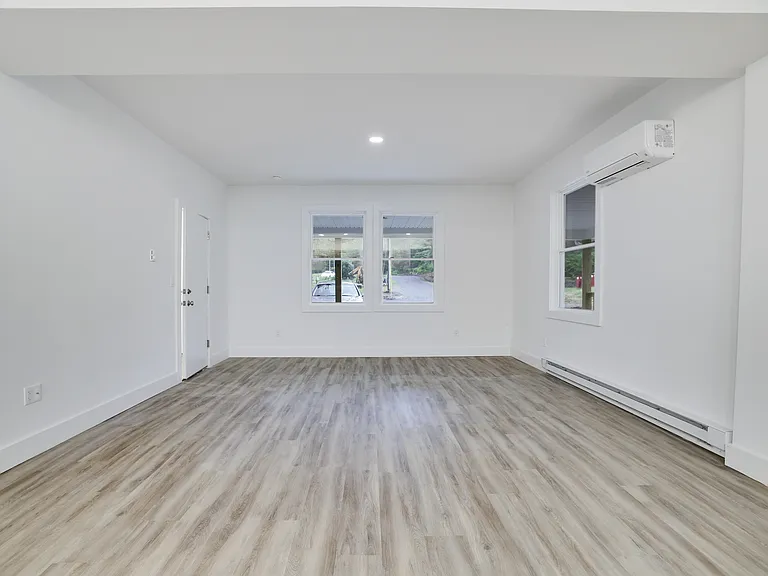 127 Evergreen Ln — Photo 2