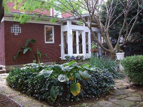 PRIVATE LANDSCAPED NO MAINTENANCE YARD