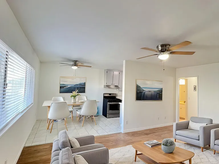 14650 Saticoy St — Photo 2