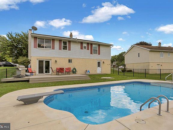 2nd image of 3 Cambridge Ct