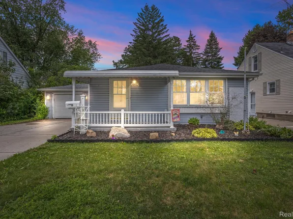 29562 Walnut St, Flat Rock, MI 48134