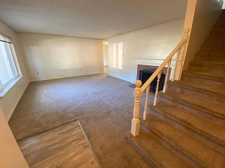 1404 N Brook Ct — Photo 2