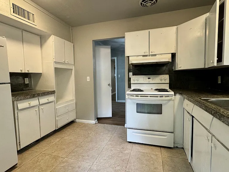 804 La Marche Dr — Photo 15