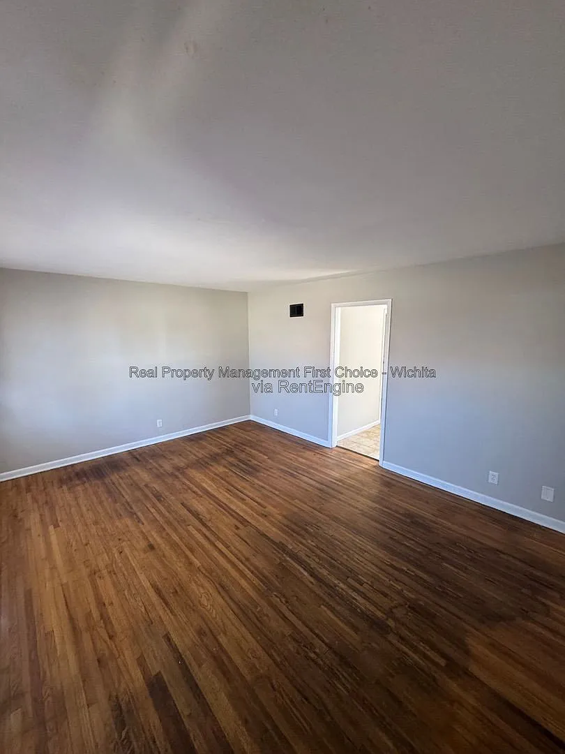 2 bed, 1.0 bath, 800 sqft, $725 — Photo 1