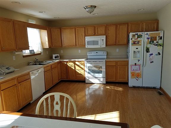 3rd image of 1048 Farmington Dr