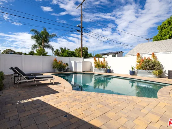 19432 Hartland St, Reseda, CA 91335