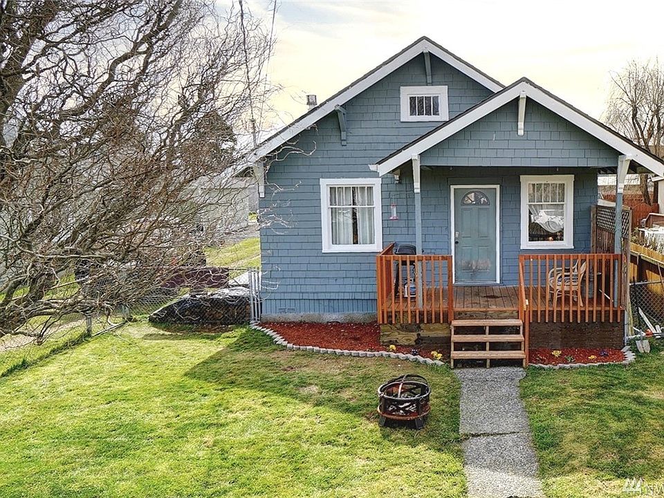 Welcome to this two bedroom, 1 bath home with bonus room, ready for your updates in the lovely community of Aberdeen. 
