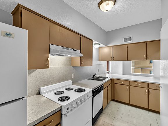 2nd image of 803 Oakland St #6