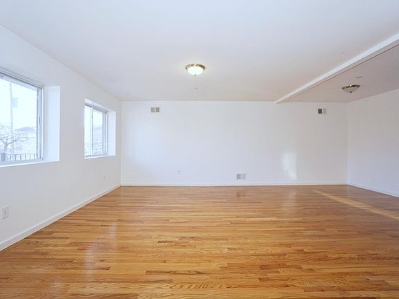 4th image of 18 Rockwell Ave APT 2D