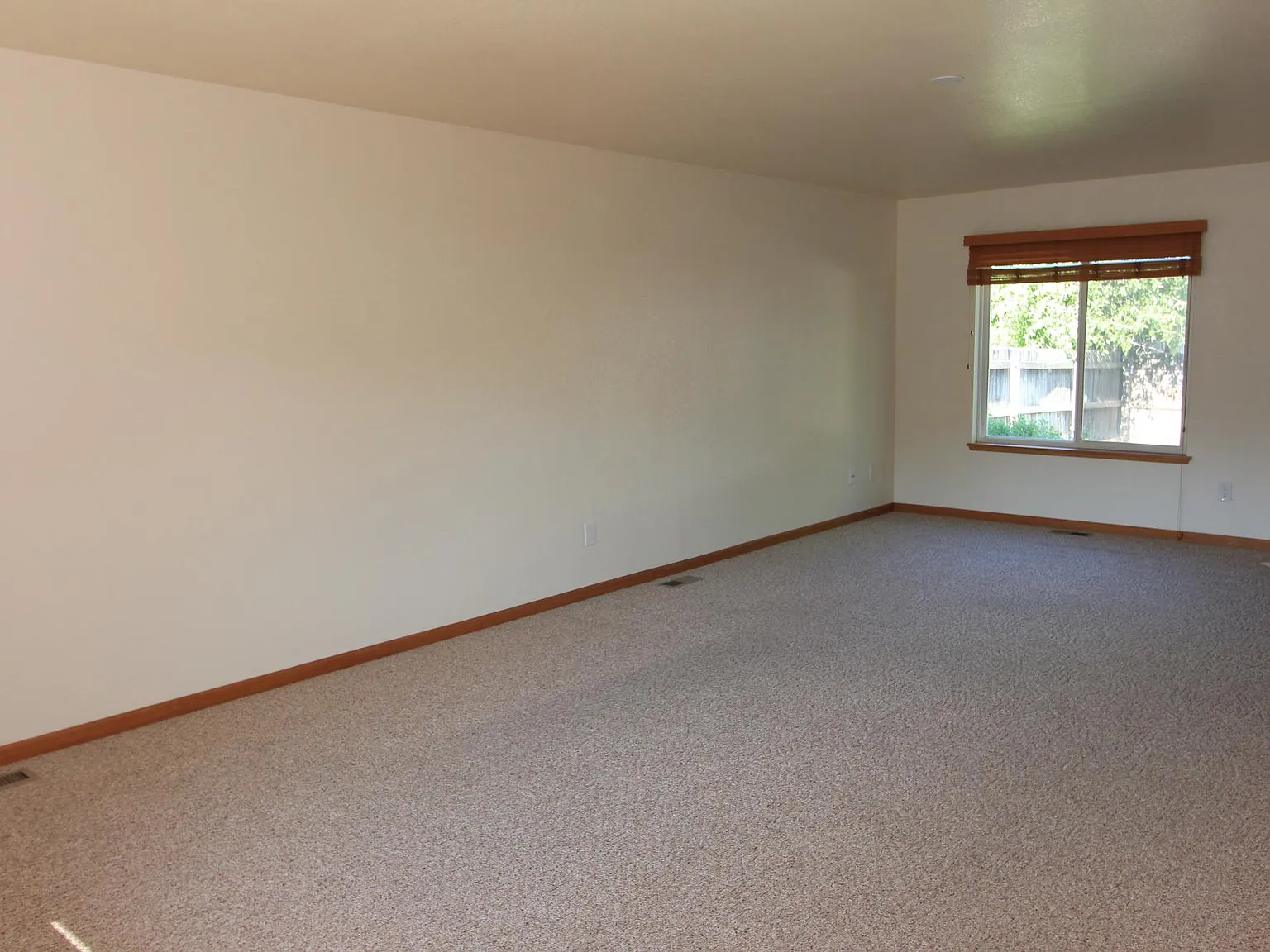 3 bed, 2.5 bath, 2520 sqft, $2,600 — Photo 2