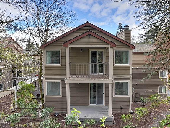 Top floor unit with deck and privacy!>