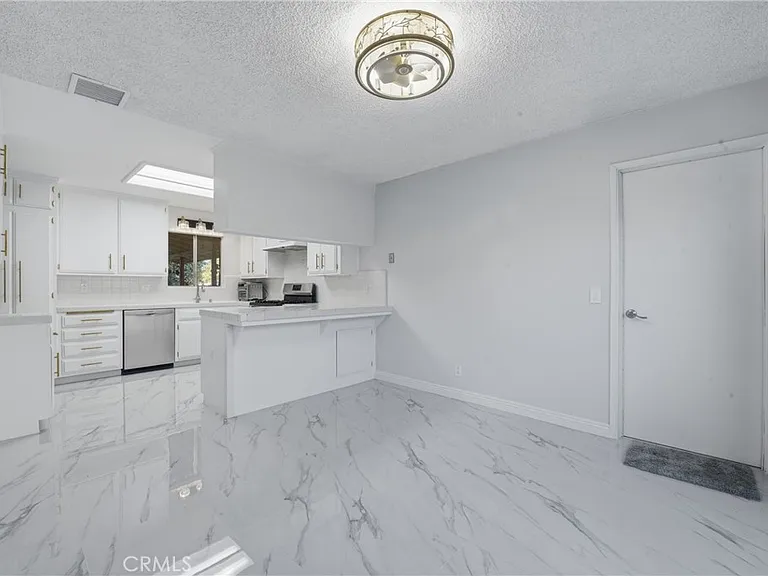 6255 Mitchell Ave — Photo 15