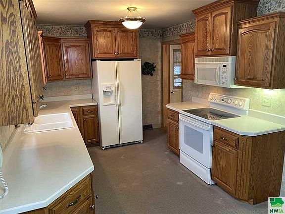 4th image of 815 3rd St SE