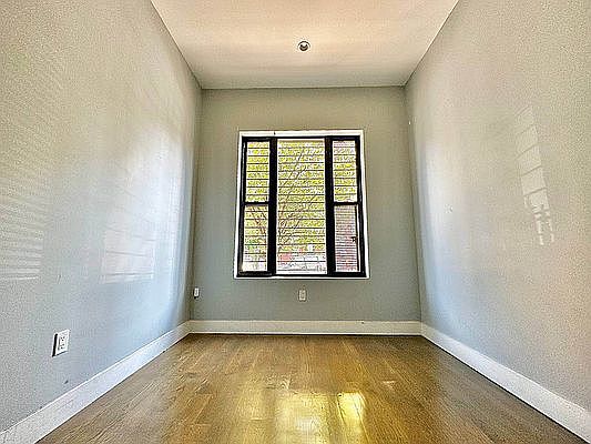 5th image of 241 Jefferson St APT 1R