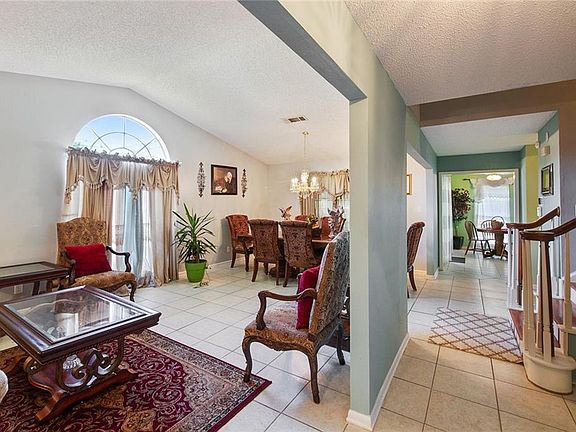 3rd image of 140 Willow Wood Dr