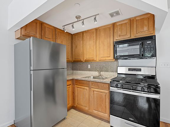 5th image of 35 Essex St APT 2D
