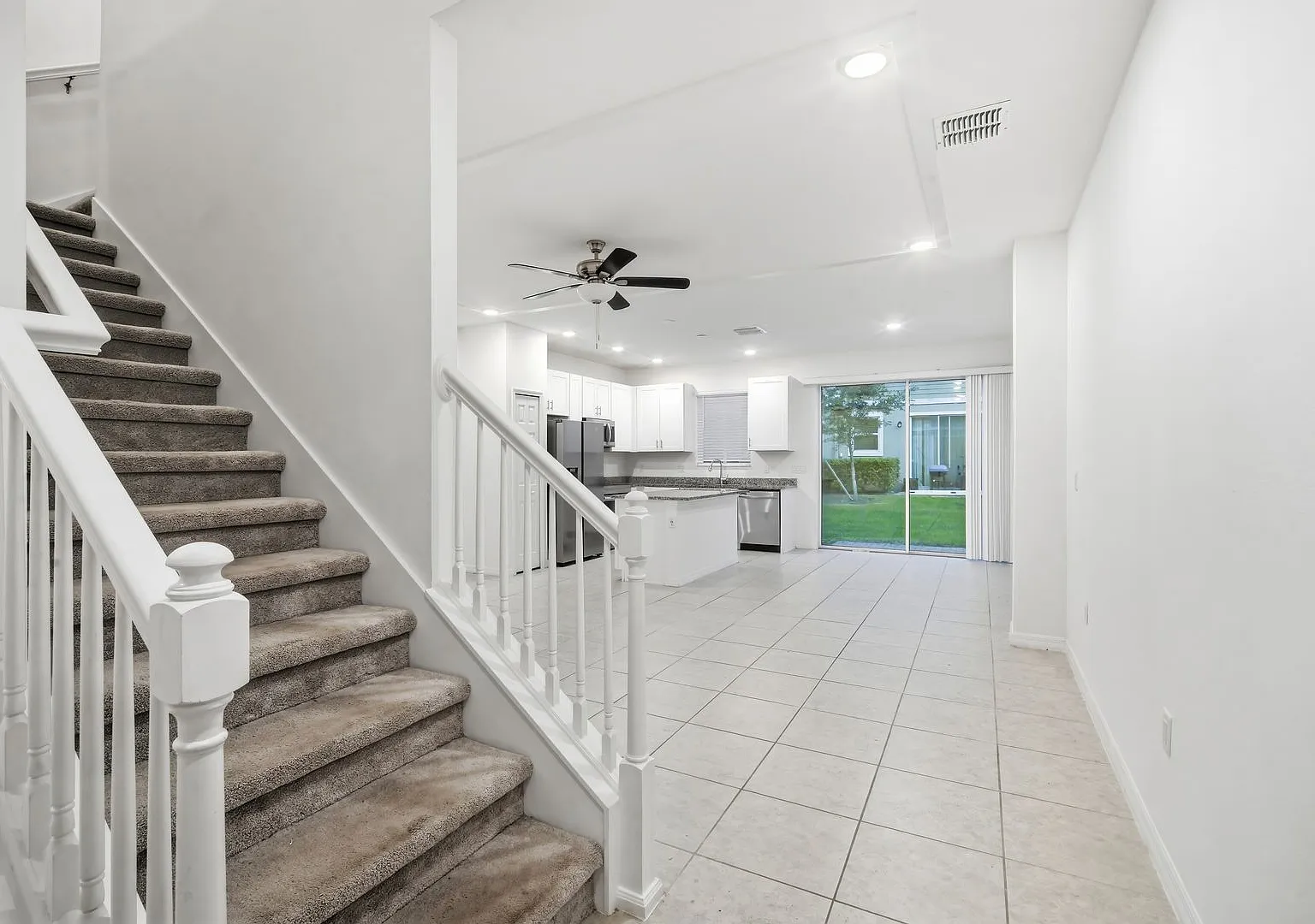 Well laid out 3 BDS/ 2.5 Bths Townhome with many upgrades centrally located! — Photo 4