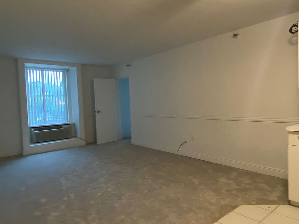 1st image of 224 E Garden St APT 244