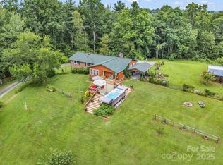 61 Overbrook Dr, Saluda, NC 28773