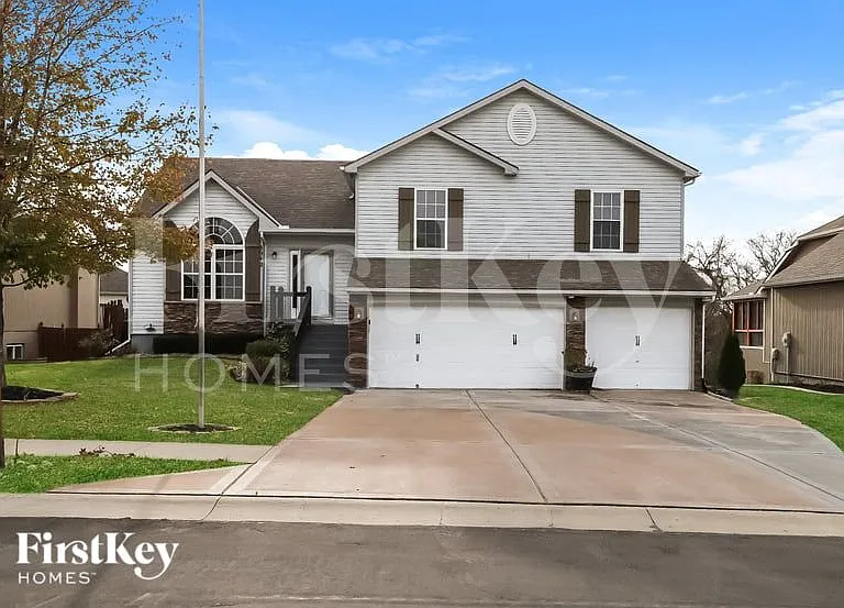 8942 N Essex Dr — Photo 1